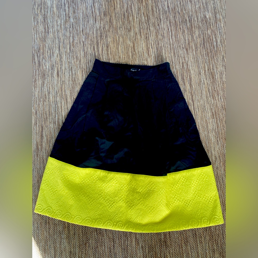 Agnes B designer skirt in size small.